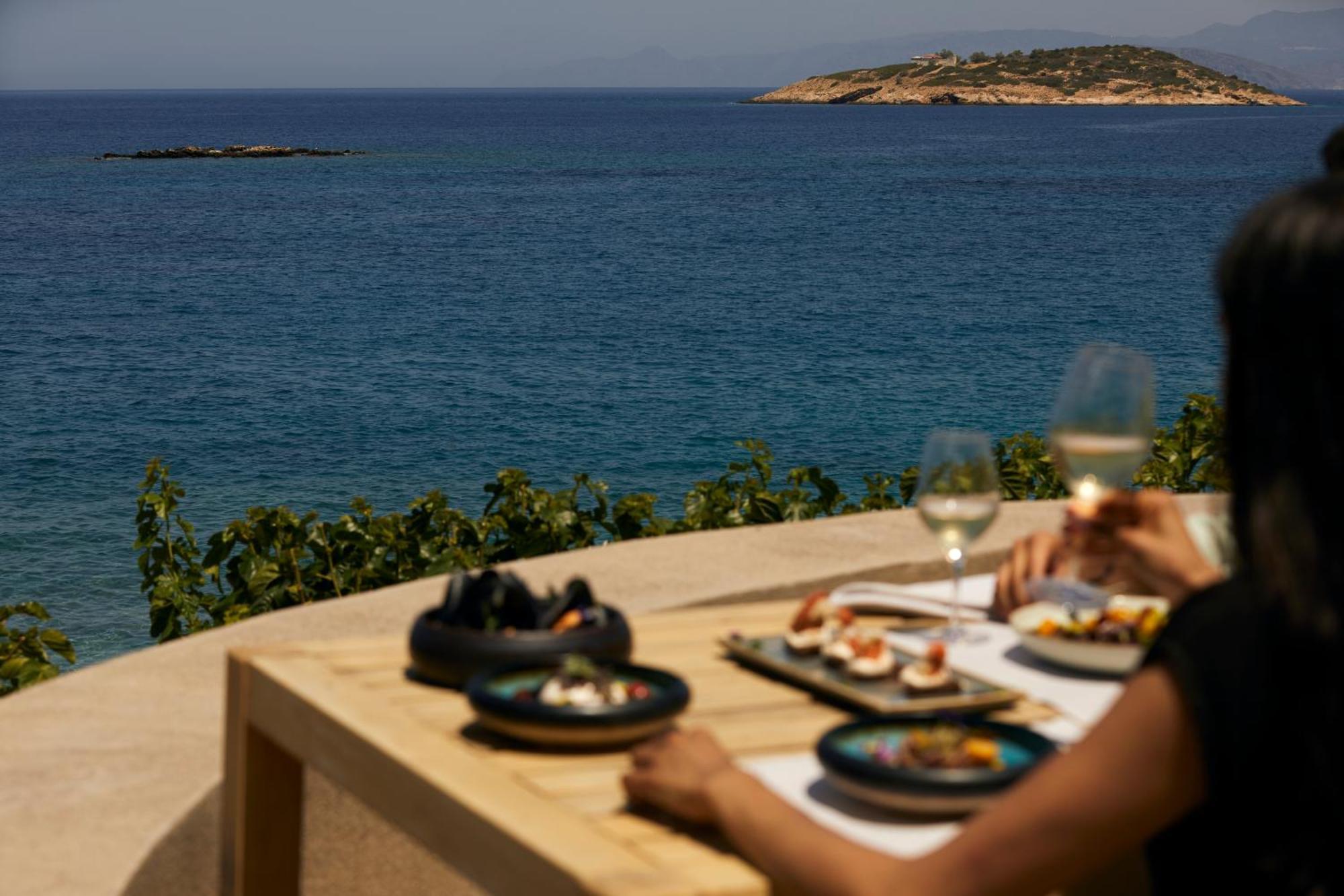 Minos Palace Resort - Adults Only Ágios Nikolaos Exterior foto A woman eating meze
